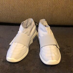 Nike Gray Sneakers with Elastic Strap and Textured Fabric